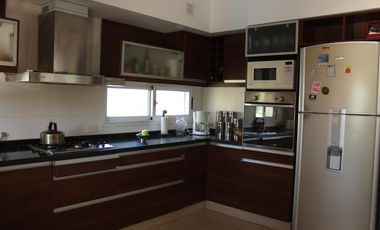 Venta , Alquiler Temporario. Casa  sobre el golf en  Golfers c.c
