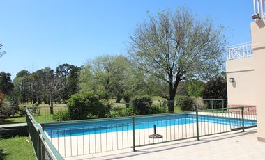 Venta , Alquiler Temporario. Casa  sobre el golf en  Golfers c.c