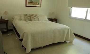 Venta , Alquiler Temporario. Casa  sobre el golf en  Golfers c.c