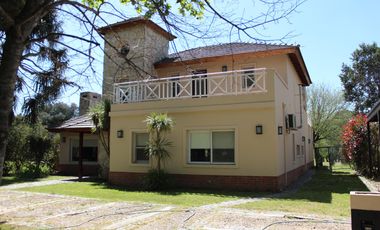 Venta , Alquiler Temporario. Casa  sobre el golf en  Golfers c.c