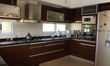 Venta , Alquiler Temporario. Casa  sobre el golf en  Golfers c.c