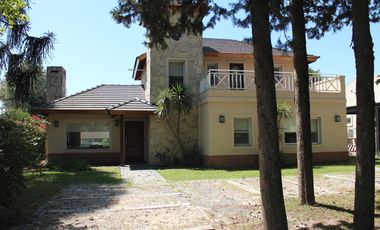 Venta , Alquiler Temporario. Casa  sobre el golf en  Golfers c.c