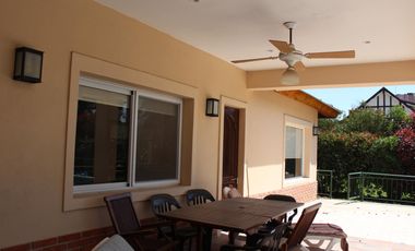 Venta , Alquiler Temporario. Casa  sobre el golf en  Golfers c.c