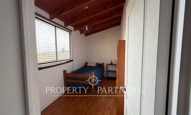 Casa a Pasos de Av. Balmaceda – Excelente Conectividad y Espacio.-
