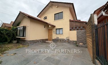Casa a Pasos de Av. Balmaceda – Excelente Conectividad y Espacio.-
