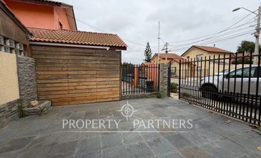 Casa a Pasos de Av. Balmaceda – Excelente Conectividad y Espacio.-