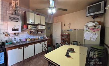 Casa multifamiliar, 6 ambientes, terraza propia, boedo