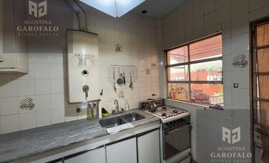 Casa multifamiliar, 6 ambientes, terraza propia, boedo