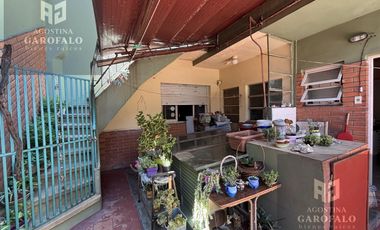 Casa multifamiliar, 6 ambientes, terraza propia, boedo