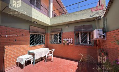 Casa multifamiliar, 6 ambientes, terraza propia, boedo
