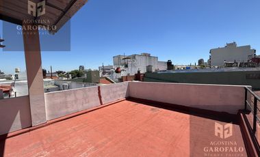 Casa multifamiliar, 6 ambientes, terraza propia, boedo