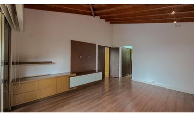 Casa de dos niveles para la renta tradicional en la Cola del Zorro
