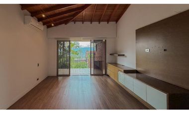 Casa de dos niveles para la renta tradicional en la Cola del Zorro