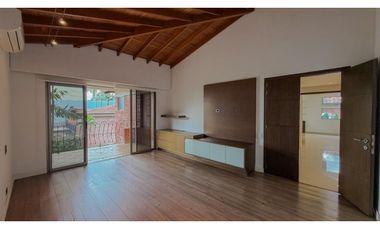 Casa de dos niveles para la renta tradicional en la Cola del Zorro