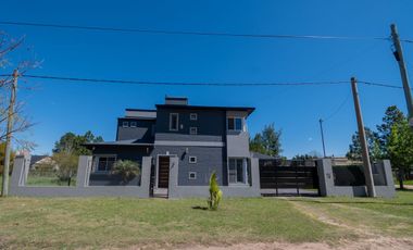 IMPECABLE CASA EN ARROYO LEYES