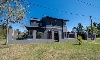 IMPECABLE CASA EN ARROYO LEYES