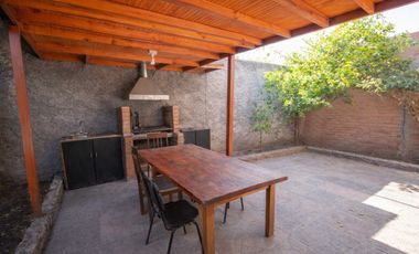 Casa 2 Pisos mas mansarda, 236Mts2 / Ñuñoa