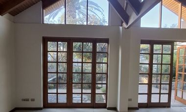 ¡EN ARRIENDO! Casa Colonial Recién Remodelada en Providencia