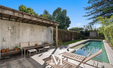Exclusiva casa con jardin, pileta y cochera en Barrio Parque