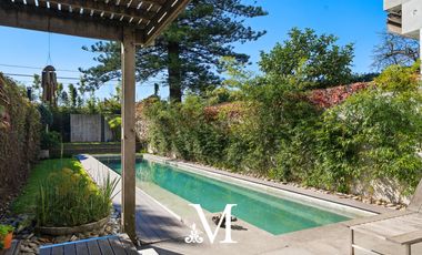 Exclusiva casa con jardin, pileta y cochera en Barrio Parque