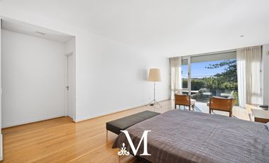Exclusiva casa con jardin, pileta y cochera en Barrio Parque