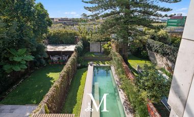 Exclusiva casa con jardin, pileta y cochera en Barrio Parque
