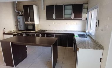 Casa en Alquiler en La Sexta Sección, Ciudad| 3 dormitorios, 3 baños, cochera, pileta