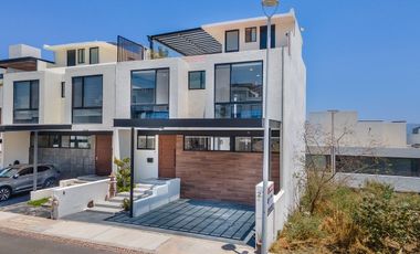 Casa con Roof Garden y Vista 360° al Valle · Zibatá · 300 m² · 3 Rec