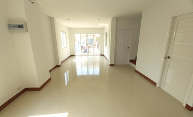 2-storey detached house for sale, Romruen Green Park project, newly renovated, near Phahon Yothin Road (Highway 1), complete with utilities.