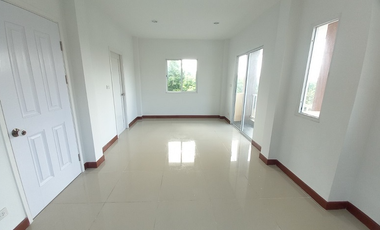 2-storey detached house for sale, Romruen Green Park project, newly renovated, near Phahon Yothin Road (Highway 1), complete with utilities.