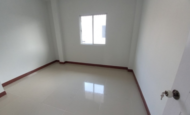 2-storey detached house for sale, Romruen Green Park project, newly renovated, near Phahon Yothin Road (Highway 1), complete with utilities.