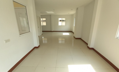 2-storey detached house for sale, Romruen Green Park project, newly renovated, near Phahon Yothin Road (Highway 1), complete with utilities.