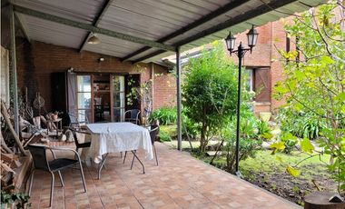 VENTA CHALET SOBRE LOTE 838m2 EN BARRIO COLINAS DE PERALTA RAMOS