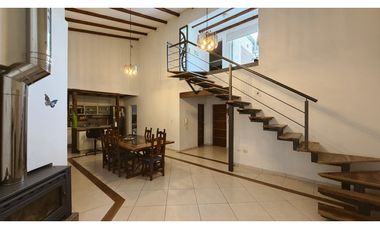 VENTA HERMOSA CASA, ZONA LA TOMA!