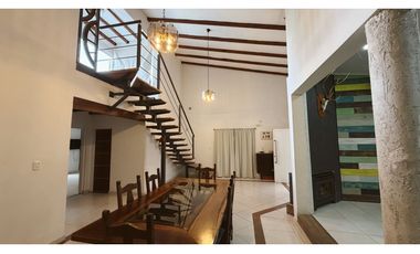 VENTA HERMOSA CASA, ZONA LA TOMA!