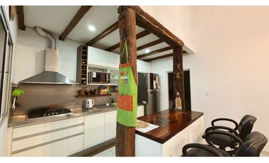 VENTA HERMOSA CASA, ZONA LA TOMA!