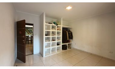 VENTA HERMOSA CASA, ZONA LA TOMA!