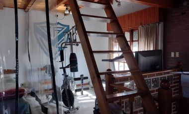 CASA EN VTA AMPLIAS DIMENSIONES MUY BIEN UBICADA.