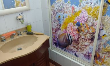 CASA EN VTA AMPLIAS DIMENSIONES MUY BIEN UBICADA.