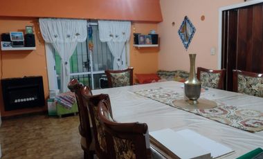 CASA EN VTA AMPLIAS DIMENSIONES MUY BIEN UBICADA.