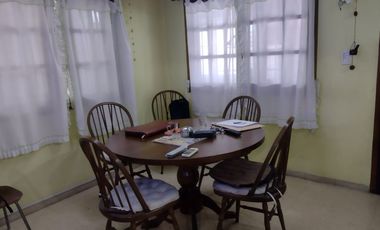 CASA EN VTA AMPLIAS DIMENSIONES MUY BIEN UBICADA.