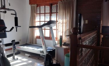 CASA EN VTA AMPLIAS DIMENSIONES MUY BIEN UBICADA.