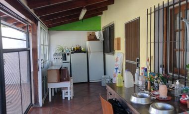 CASA EN VTA AMPLIAS DIMENSIONES MUY BIEN UBICADA.