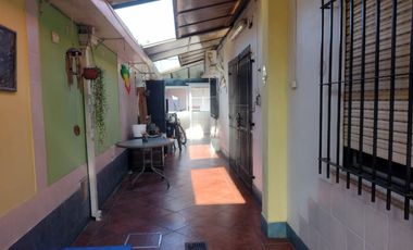 CASA EN VTA AMPLIAS DIMENSIONES MUY BIEN UBICADA.