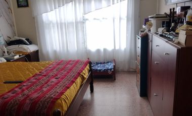 CASA EN VTA AMPLIAS DIMENSIONES MUY BIEN UBICADA.