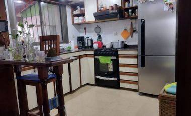 CASA EN VTA AMPLIAS DIMENSIONES MUY BIEN UBICADA.