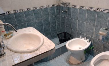 CASA EN VTA AMPLIAS DIMENSIONES MUY BIEN UBICADA.