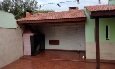 CASA EN VTA AMPLIAS DIMENSIONES MUY BIEN UBICADA.