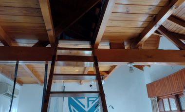 CASA EN VTA AMPLIAS DIMENSIONES MUY BIEN UBICADA.
