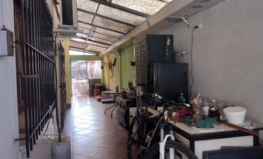 CASA EN VTA AMPLIAS DIMENSIONES MUY BIEN UBICADA.